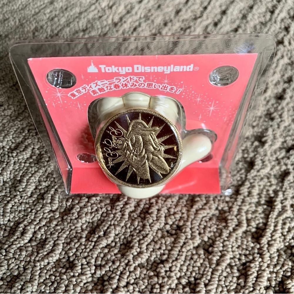 EXTREMELY RARE Disney coin + glove: DAISY DUCK
